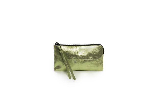 Eine goldfarbene Kosmetiktasche mit Reißverschluss und Handschlaufe.