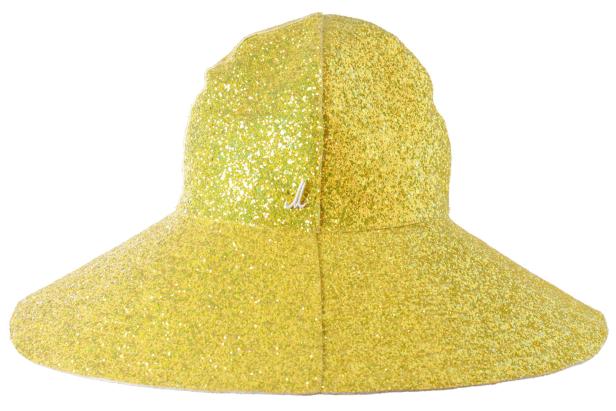 Ein glitzernder, goldener Hut mit breiter Krempe.