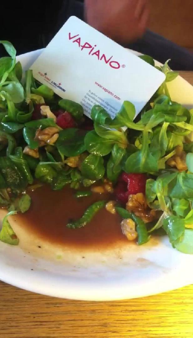 Vapiano: Raupe im Salat