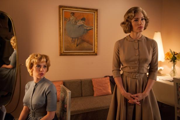 Scarlett Johansson und Jessica Biel in Kostümen der 1950er Jahre in einem Interieur.