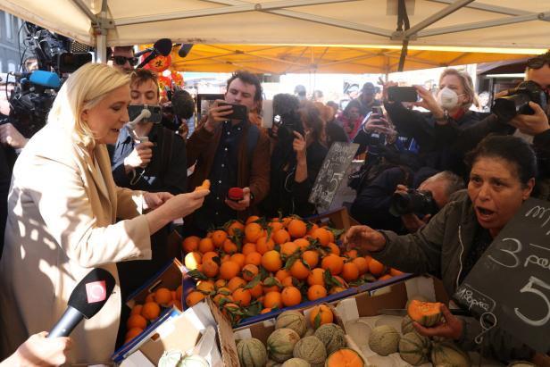 Letzte Wahlkampfmeter: Le Pen isst Mandarinen und Macron reist in den Süden