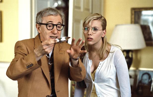 Woody Allen und Scarlett Johansson in einer Szene aus dem Film „Scoop – Der Knüller“.