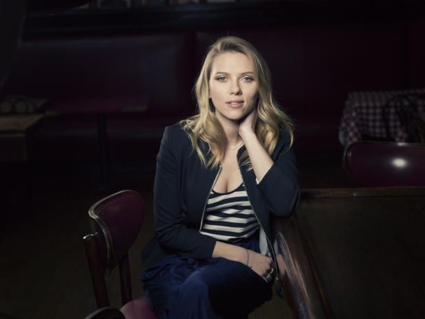 Scarlett Johansson sitzt in einem Restaurant auf einem Stuhl.
