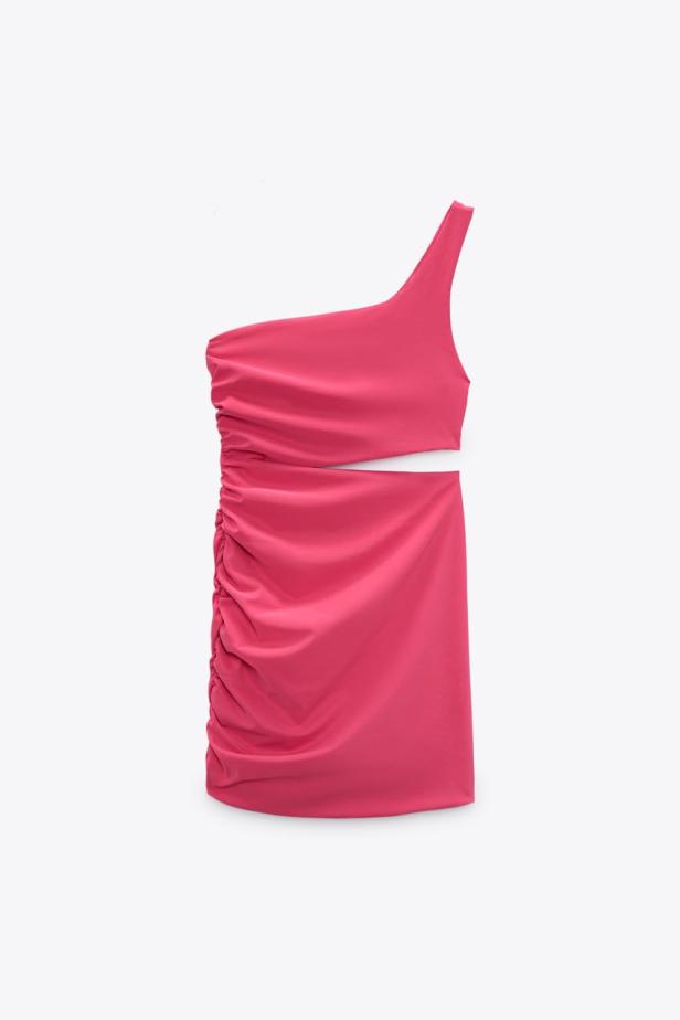Ein pinkfarbenes, kurzes Kleid mit einer einzelnen Schulter und seitlicher Raffung.
