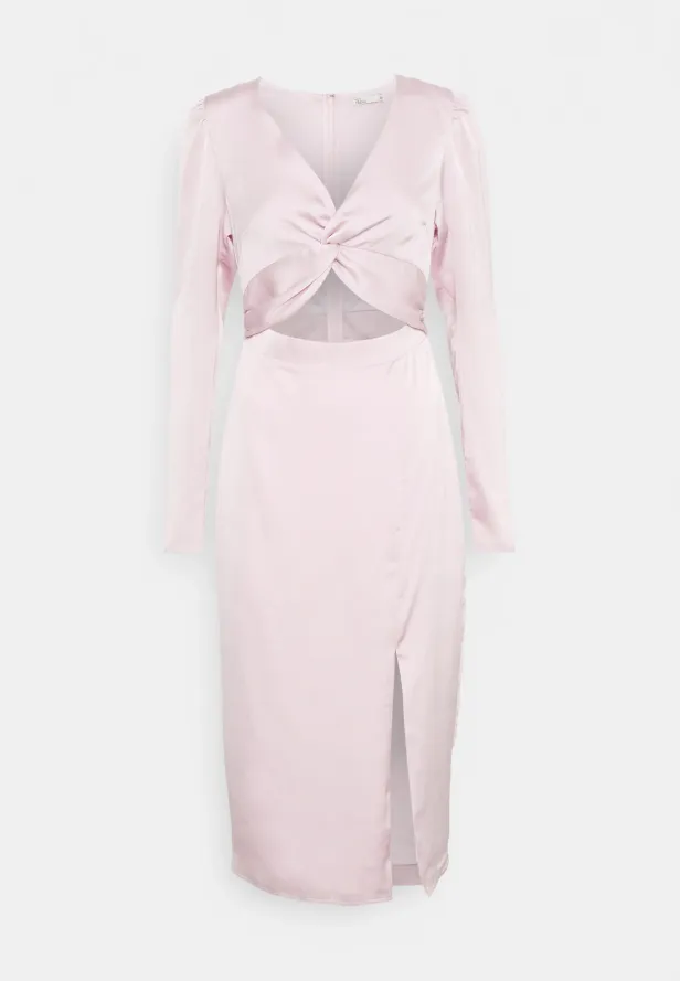 Ein rosa, langärmeliges Kleid mit einem Knotendetail und einem Schlitz.