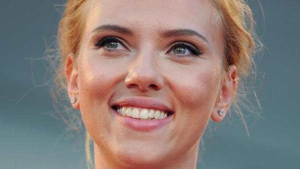 Nahaufnahme von Scarlett Johanssons Gesicht, lächelnd und nach oben blickend.