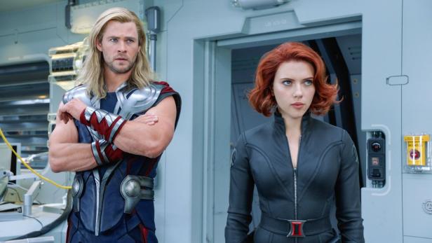 Thor und Black Widow stehen in einem Raum in einer Szene aus „The Avengers“.