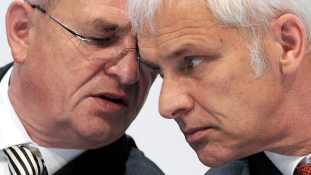 Zwei Männer stehen nah beieinander und scheinen sich zu unterhalten.
