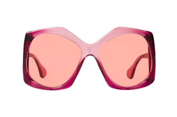 Eine übergroße, rosafarbene Gucci-Sonnenbrille mit getönten Gläsern.
