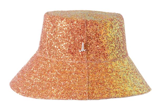 Ein glitzernder, orangefarbener Fischerhut mit einem weißen Logo.