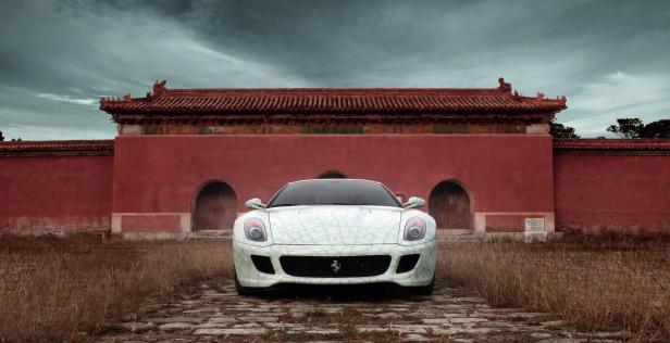 Ein weißer Ferrari steht vor einer traditionellen chinesischen Architektur.