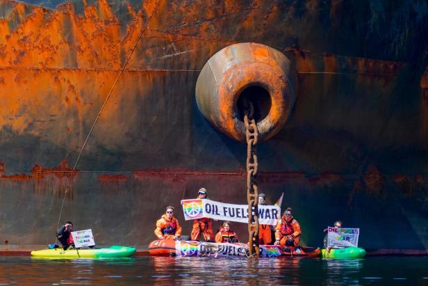 Greenpeace-Aktivisten ketten sich an russischen Öltanker