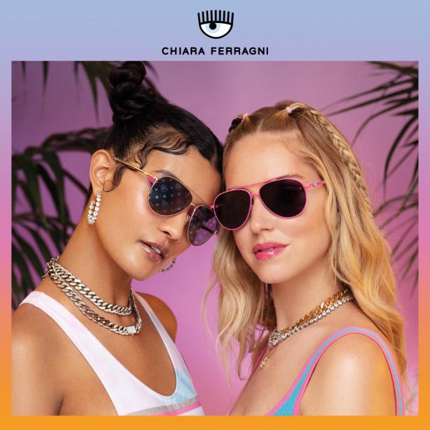 Zwei Frauen präsentieren Sonnenbrillen der Marke Chiara Ferragni vor einem pinkfarbenen Hintergrund.