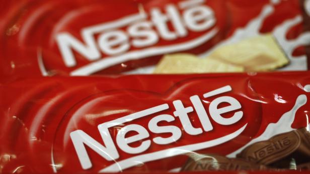 Sample products are on display at Nestle headquart Nahaufnahme von zwei verpackten Nestlé-Schokoladenprodukten.
