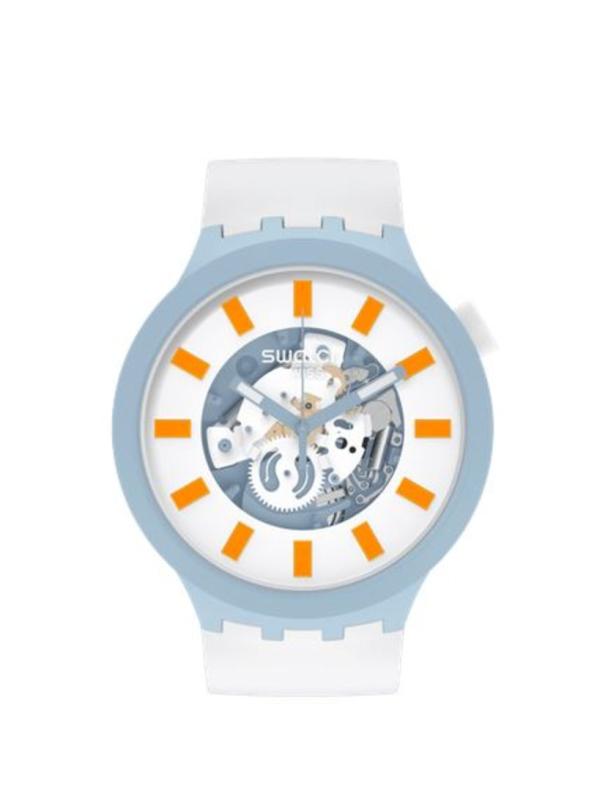 Eine Swatch-Uhr mit hellblauem Gehäuse und weißem Armband, die das Uhrwerk zeigt.