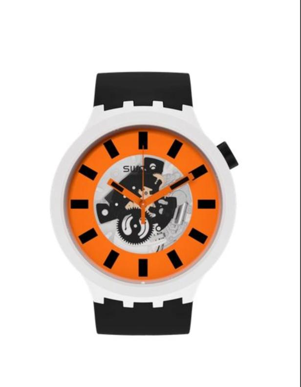 Eine Swatch-Uhr mit einem orangefarbenen Zifferblatt und einem transparenten Uhrwerk.