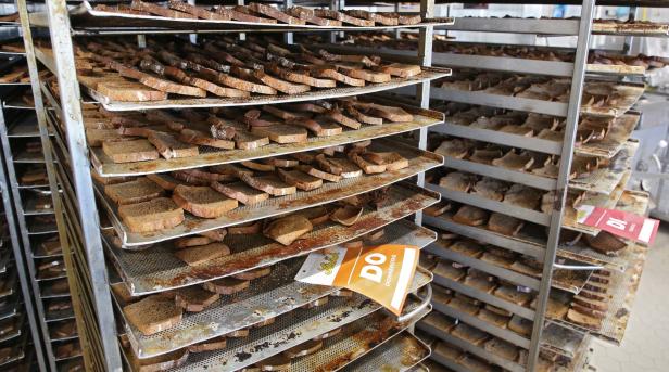 Ein Wagen voller Brotscheiben in einer Bäckerei.