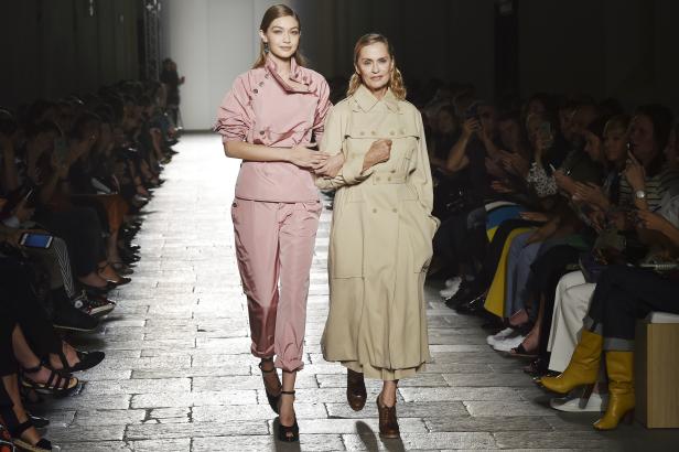 Gigi Hadid und Lauren Hutton laufen gemeinsam auf dem Laufsteg.