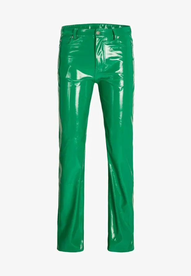 Eine grüne Lackhose vor einem weißen Hintergrund.
