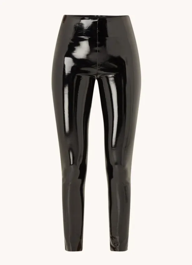 Eine glänzende, schwarze Lackhose vor einem weißen Hintergrund.