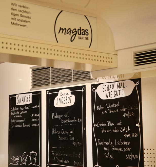 Speisekarten in „Magdas Kantine“ mit verschiedenen Gerichten und Preisen.