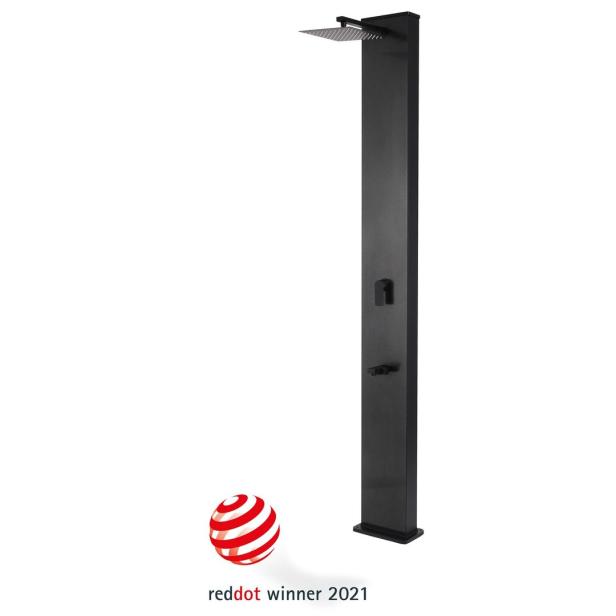 Eine schwarze Außendusche mit einer roten „Red Dot Winner 2021“-Kugel davor.