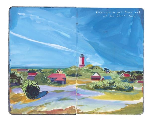 Ein Leuchtturm überblickt eine Küstenlandschaft mit Häusern und blauem Himmel.