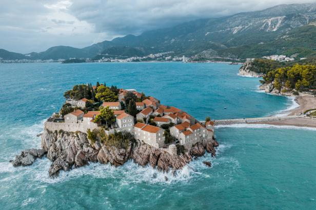 Luftaufnahme von Sveti Stefan, einer kleinen Insel mit einem Dorf in Montenegro.