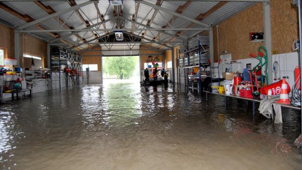 Hochwasser: Aufgeweichte Dämme in NÖ halten