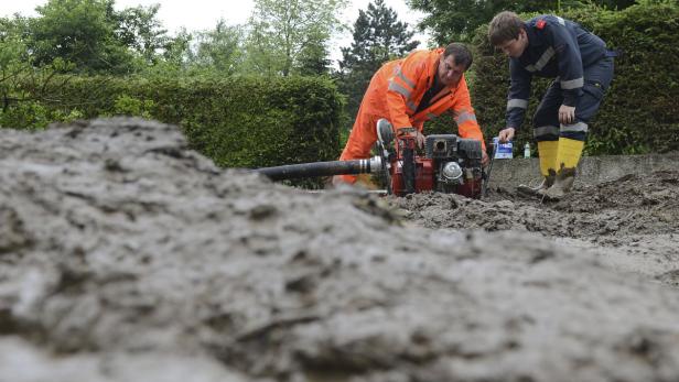 Hochwasser: Aufgeweichte Dämme in NÖ halten