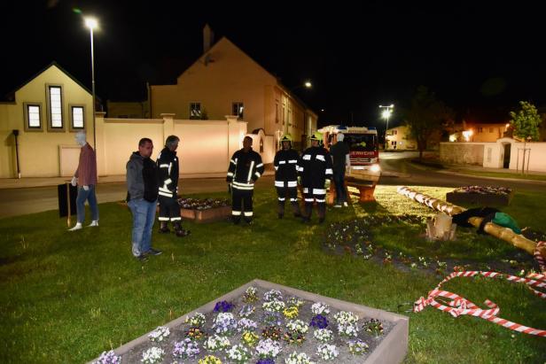 Maibaum in Pottendorf stürzte vom Kreisverkehr auf Fahrbahn