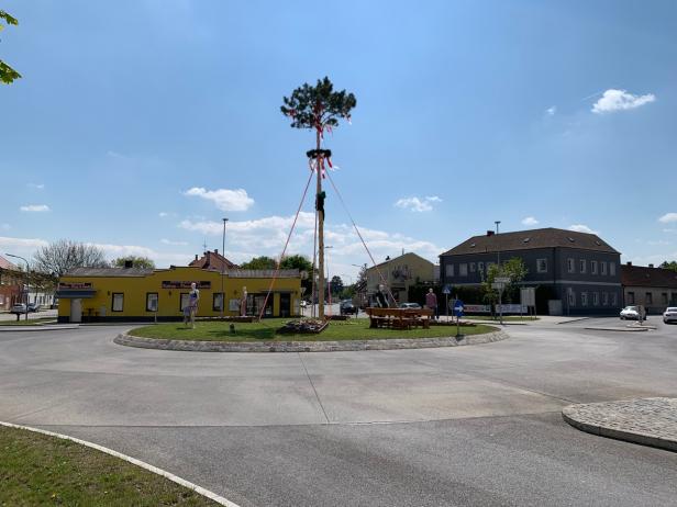 Maibaum in Pottendorf stürzte vom Kreisverkehr auf Fahrbahn