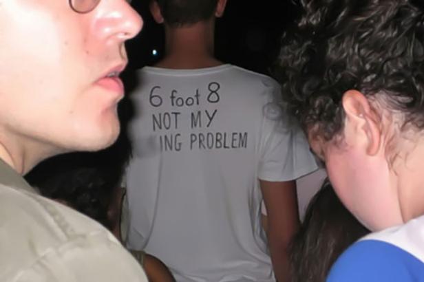 Eine Person trägt ein T-Shirt mit der Aufschrift „6 foot 8 NOT MY ING PROBLEM“.