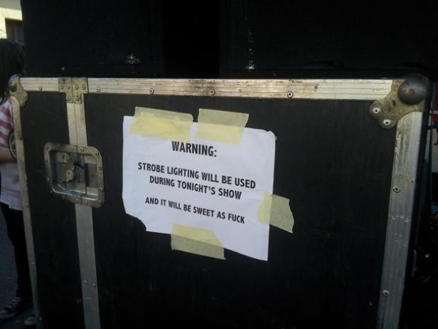 Auf einem schwarzen Koffer ist ein Warnhinweis über Stroboskoplicht während der heutigen Vorstellung angebracht.
