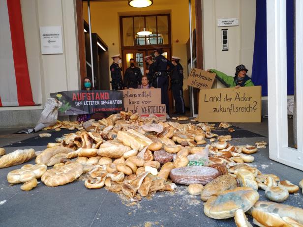 Aktivisten kippten altes Brot vor das Ministerium