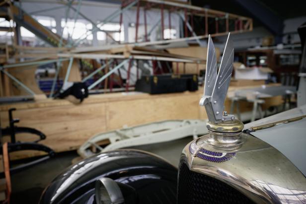 Ein Oldtimer der Marke Voisin mit einer geflügelten Kühlerfigur.