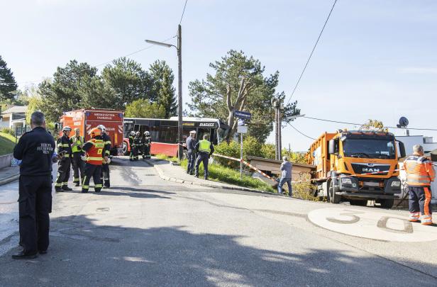 Unfall mit Linienbus in Wien: Sieben Verletzte, 900 Haushalte ohne Strom