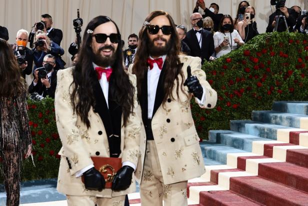 Jared Leto und ein Doppelgänger in passenden Gucci-Anzügen auf dem roten Teppich.