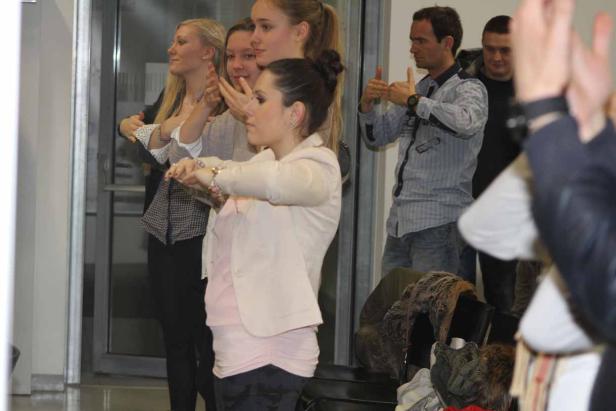 Eine Gruppe von Menschen, die gemeinsam eine Übung machen.