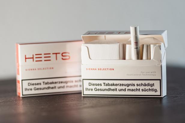 Zwei Packungen Heets Sienna Selection Tabakerzeugnisse stehen auf einem Tisch.