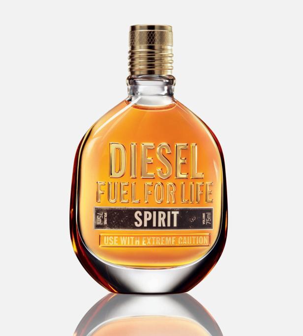 Eine Flasche „Diesel Fuel for Life Spirit“ Duft, gefüllt mit bernsteinfarbener Flüssigkeit.