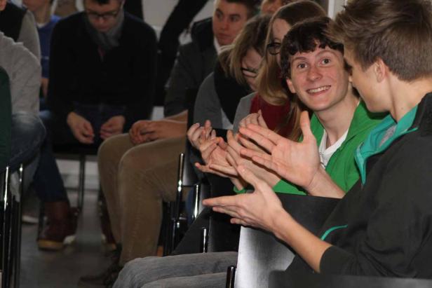 Zuschauer applaudieren während einer Veranstaltung.