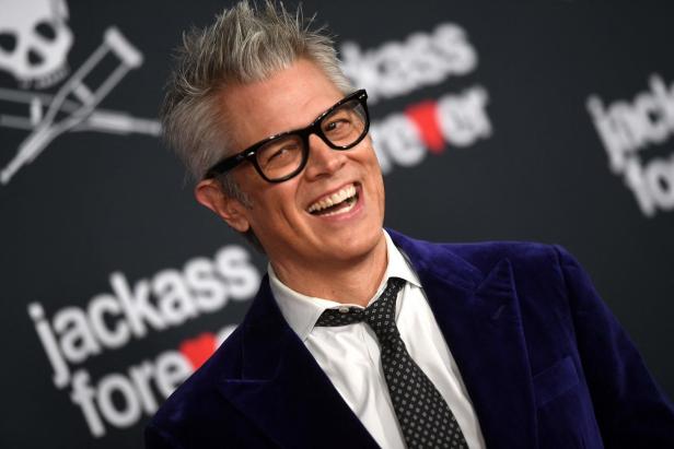 Johnny Knoxville lächelt auf dem roten Teppich für „Jackass Forever“.
