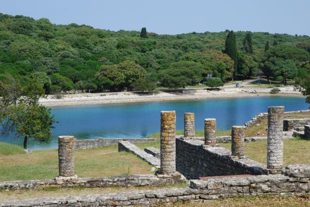 Überreste römischer Ruinen mit Blick auf das blaue Wasser und die grüne Landschaft im Nationalpark Brijuni, Kroatien.