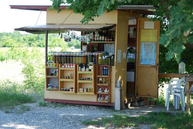 Ein kleiner Verkaufsstand mit regionalen Produkten wie Olivenöl und Marmelade.