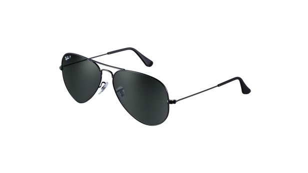 Eine schwarze Ray-Ban Sonnenbrille im Pilotenstil vor einem weißen Hintergrund.