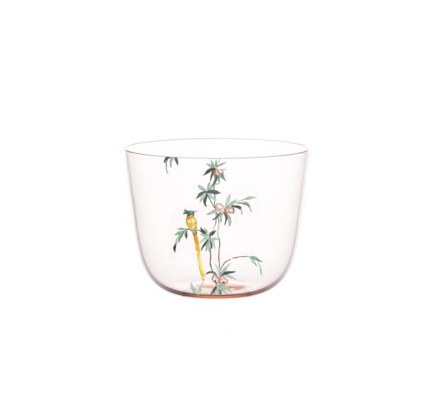 Ein transparentes Glas mit einer Zeichnung eines Vogels und Pflanzen.