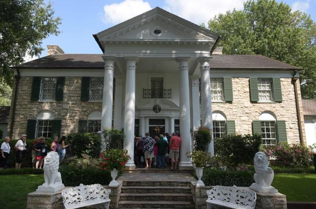 Besucher betreten das Anwesen Graceland von Elvis Presley in Memphis, Tennessee.
