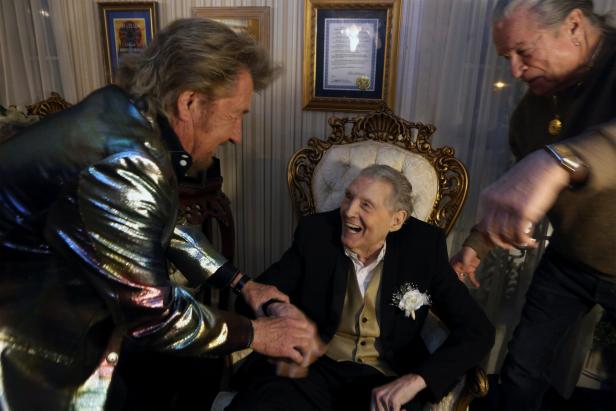 Ein geimpfter, 85-jähriger Jerry Lee Lewis erneuert sein Eheversprechen mit seiner 7. Frau Judith auf seiner Ranch in Nesbit.
