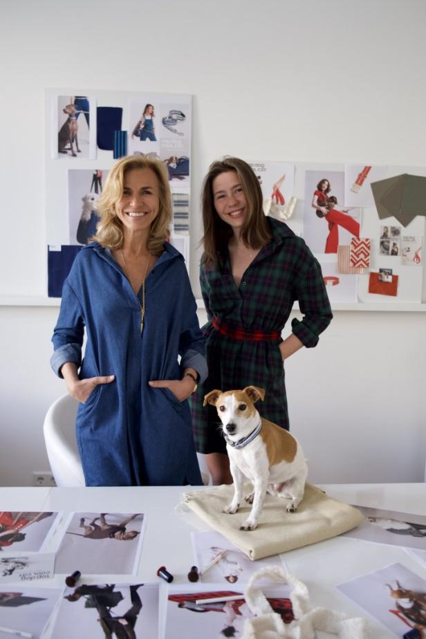 Zwei Frauen posieren mit einem Jack Russell Terrier in einem hellen Raum mit Moodboards.